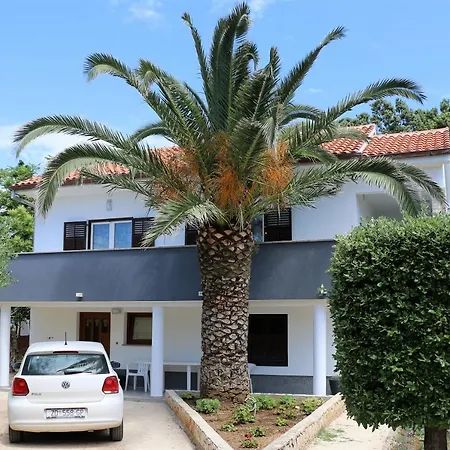 Ivana With Jacuzzi דירה *